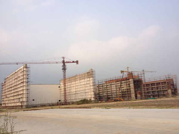 海新項(xiàng)目部涂裝車(chē)間主體結(jié)構(gòu)封頂